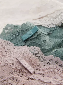 Koronkowe stringi brazylijskie