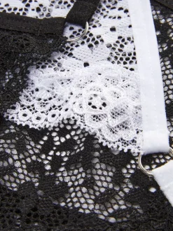 Koronkowe stringi z muszelkowym wykończeniem, 3 pary