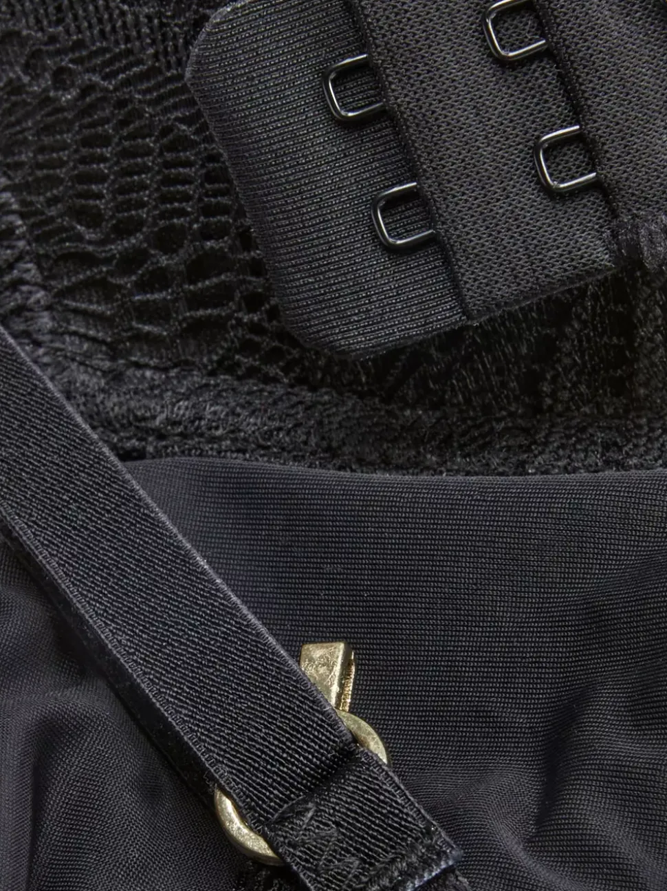 Koronkowy biustonosz typu maximiser o kroju bokserki, rozmiar A–D