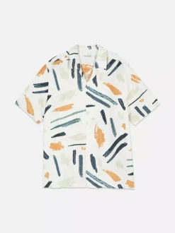 Koszula zapinana na guziki z abstrakcyjnym wzorem