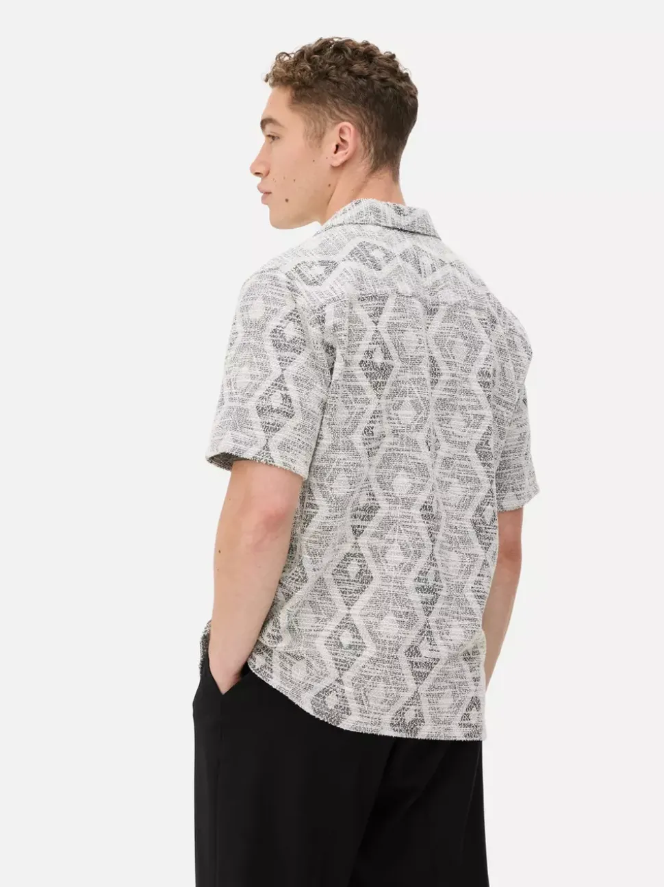 Koszula zapinana na guziki z geometrycznym wzorem