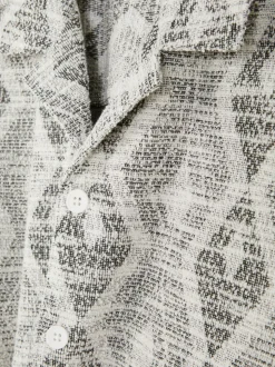 Koszula zapinana na guziki z geometrycznym wzorem