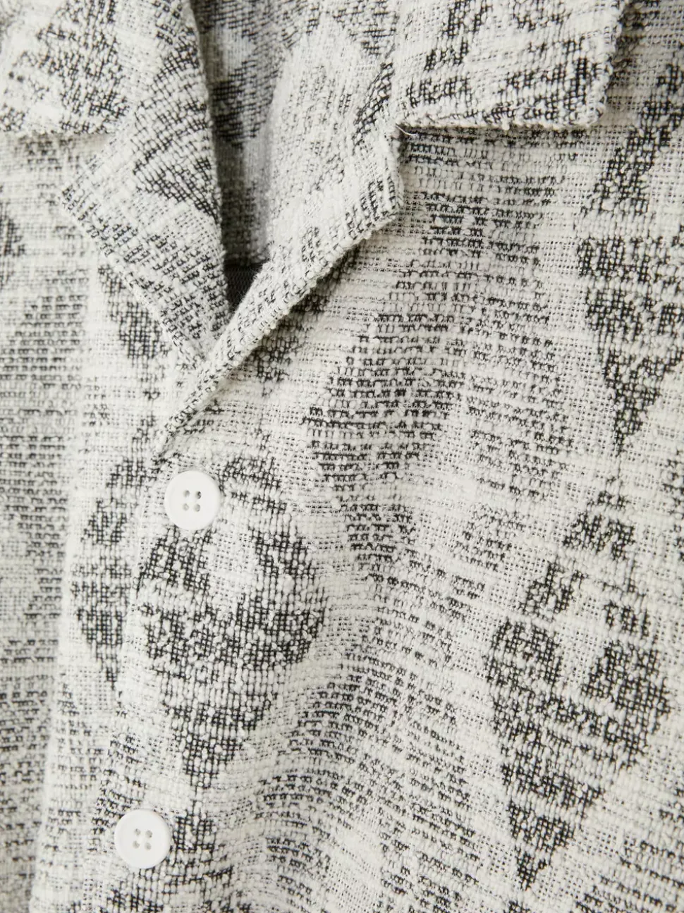 Koszula zapinana na guziki z geometrycznym wzorem