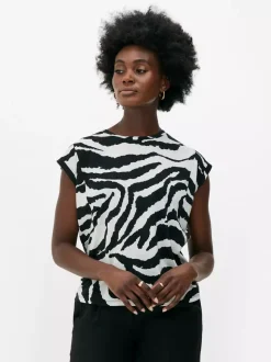 Koszulka z krótkim rękawem i ozdobnymi przeszyciami