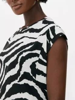 Koszulka z krótkim rękawem i ozdobnymi przeszyciami