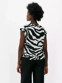 Koszulka z krótkim rękawem i ozdobnymi przeszyciami