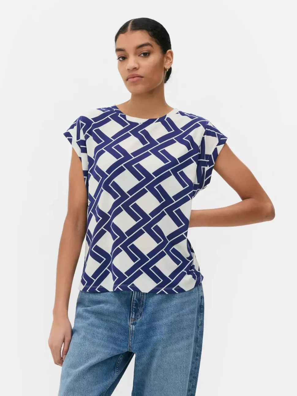 Koszulka z krótkim rękawem i ozdobnymi przeszyciami