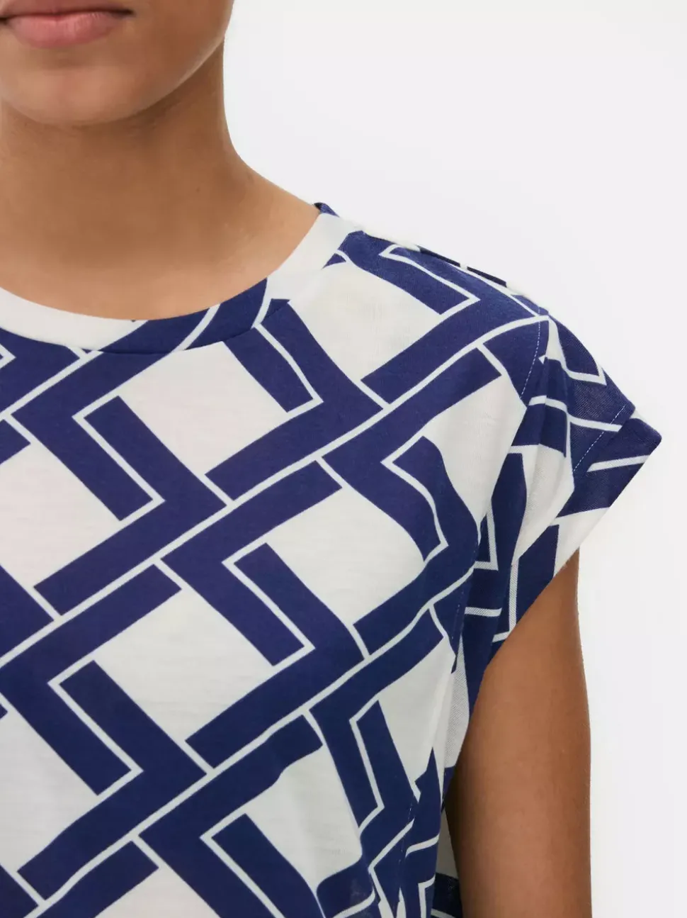 Koszulka z krótkim rękawem i ozdobnymi przeszyciami