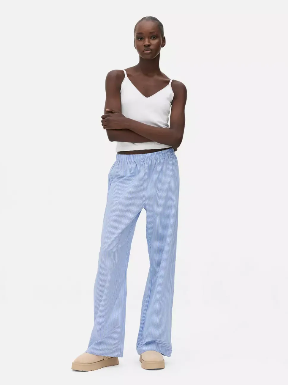 Krótka ażurowa koszulka na ramiączkach do spania