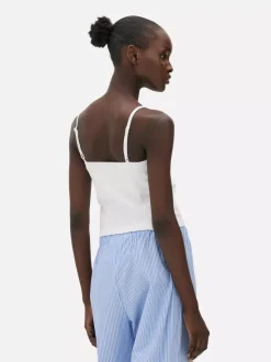 Krótka ażurowa koszulka na ramiączkach do spania