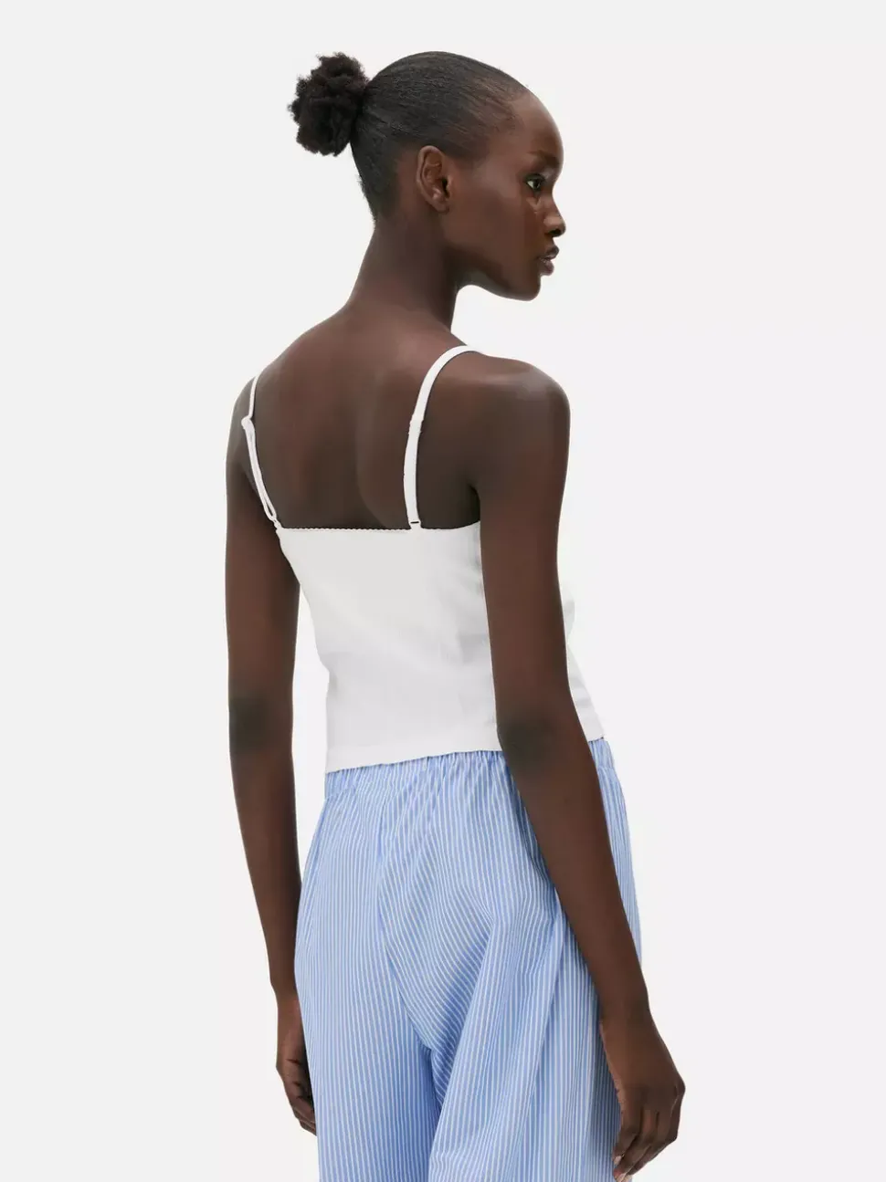 Krótka ażurowa koszulka na ramiączkach do spania