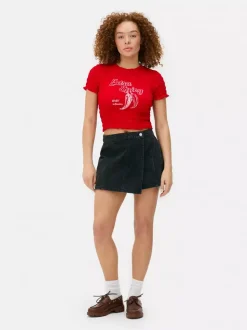 Krótka koszulka z nadrukiem i marszczeniami