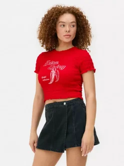 Krótka koszulka z nadrukiem i marszczeniami