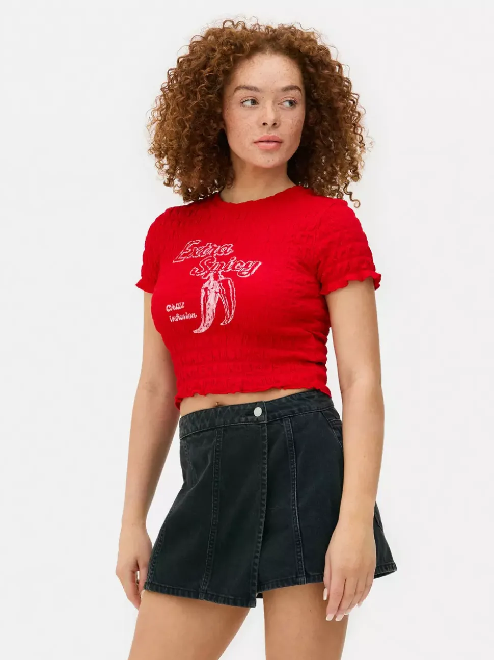 Krótka koszulka z nadrukiem i marszczeniami