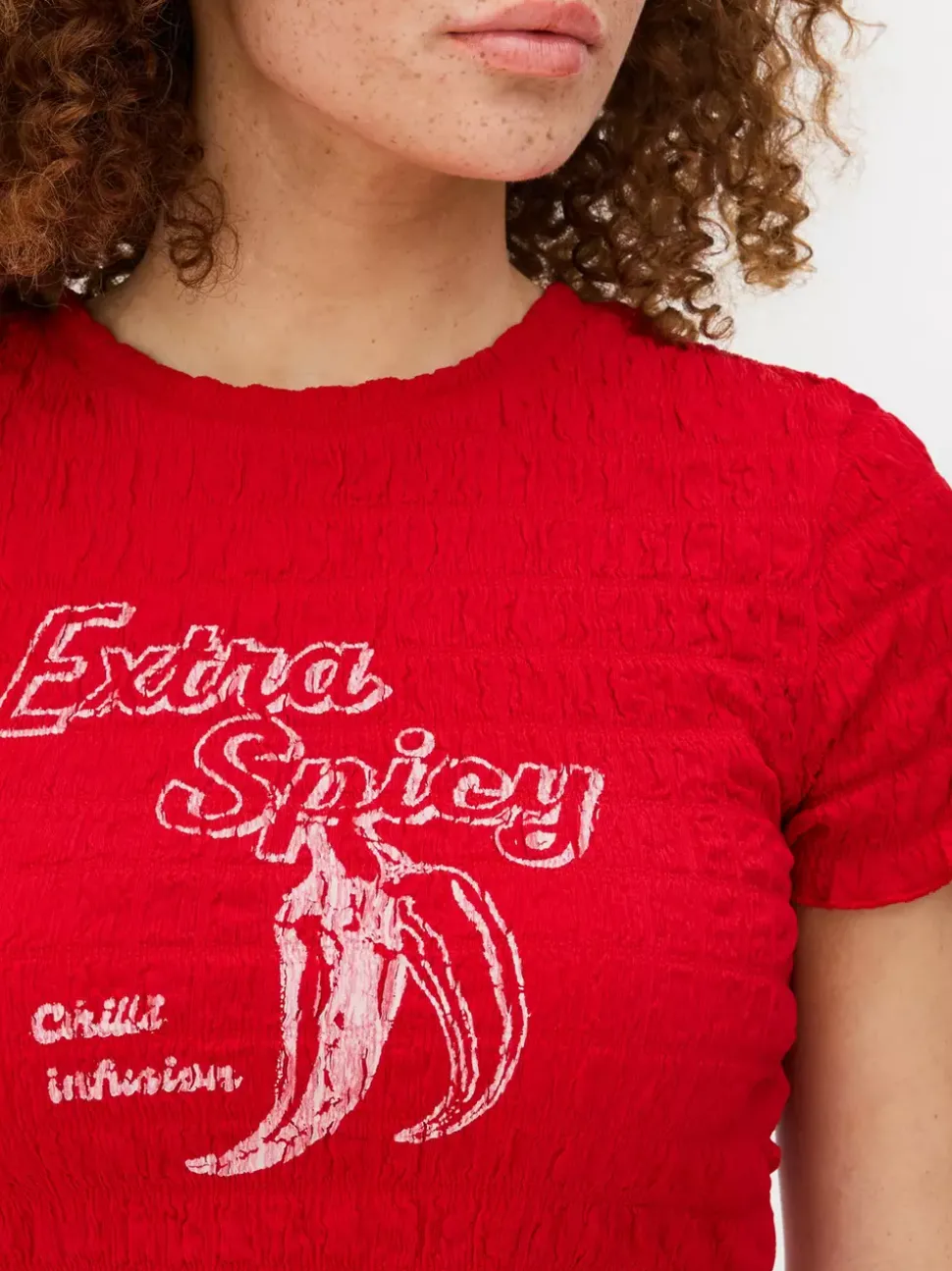 Krótka koszulka z nadrukiem i marszczeniami