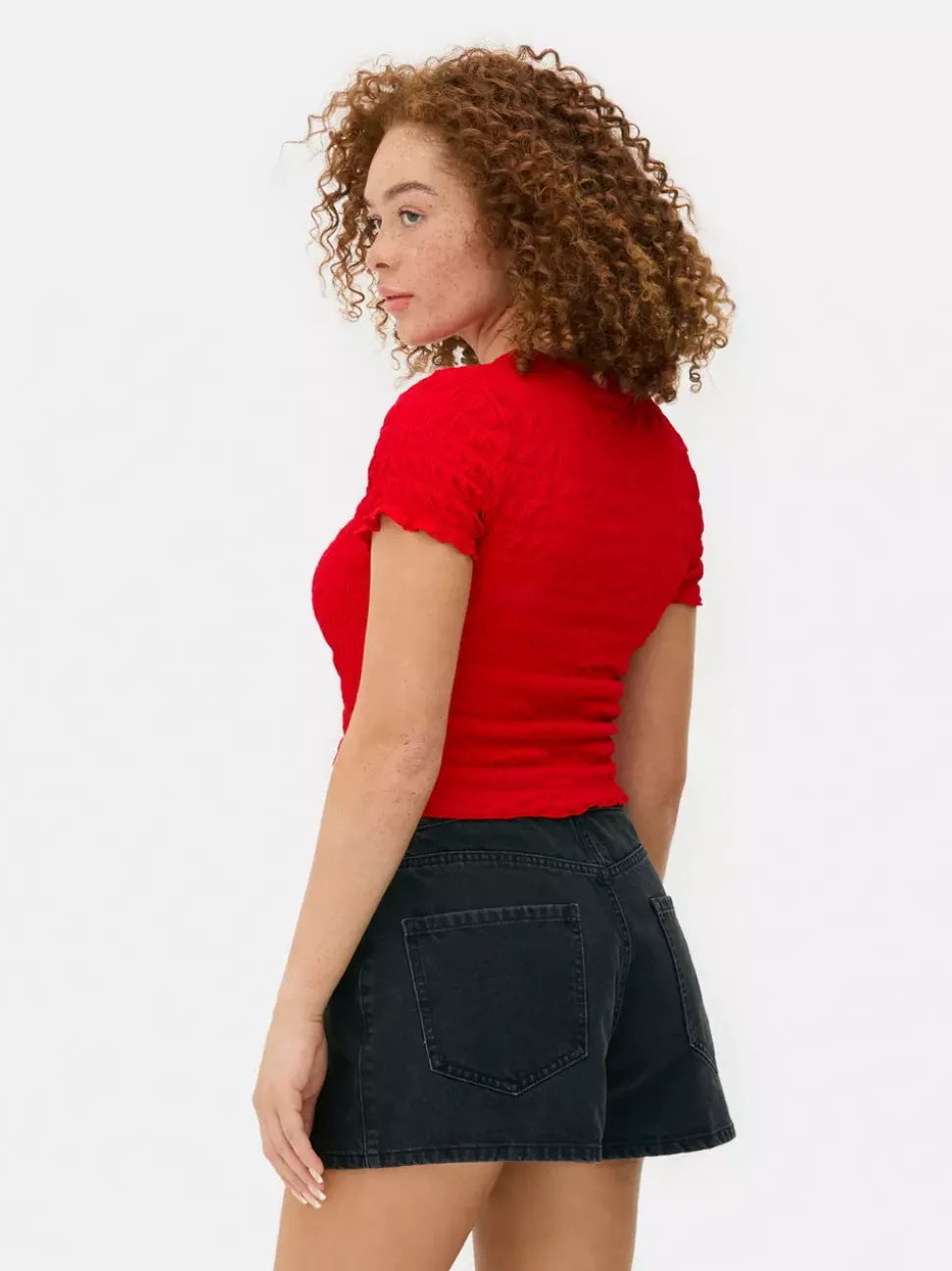 Krótka koszulka z nadrukiem i marszczeniami