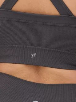 Krótki bezszwowy top na siłownię