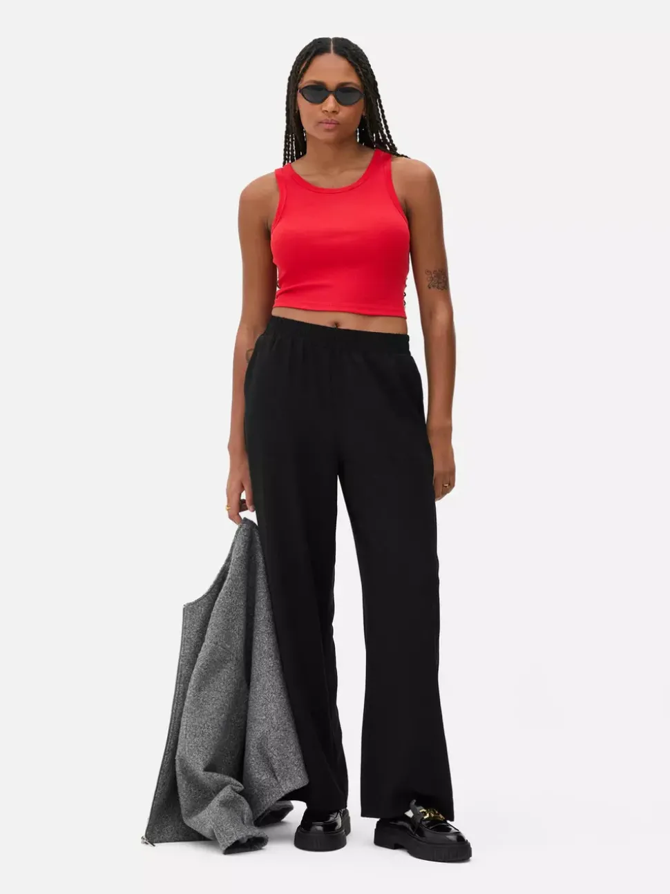 Krótki prążkowany top w stylu bokserki