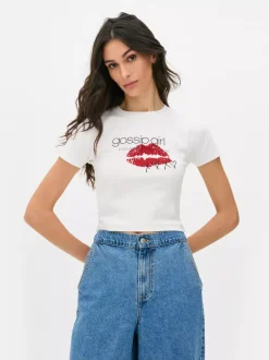 Krótki T-shirt z logo serialu Plotkara