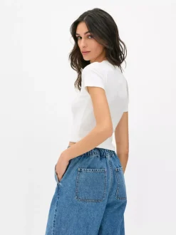 Krótki T-shirt z logo serialu Plotkara