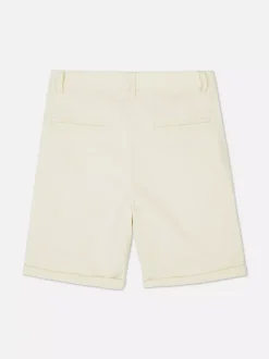 Krótkie chinosy z wywiniętą nogawką