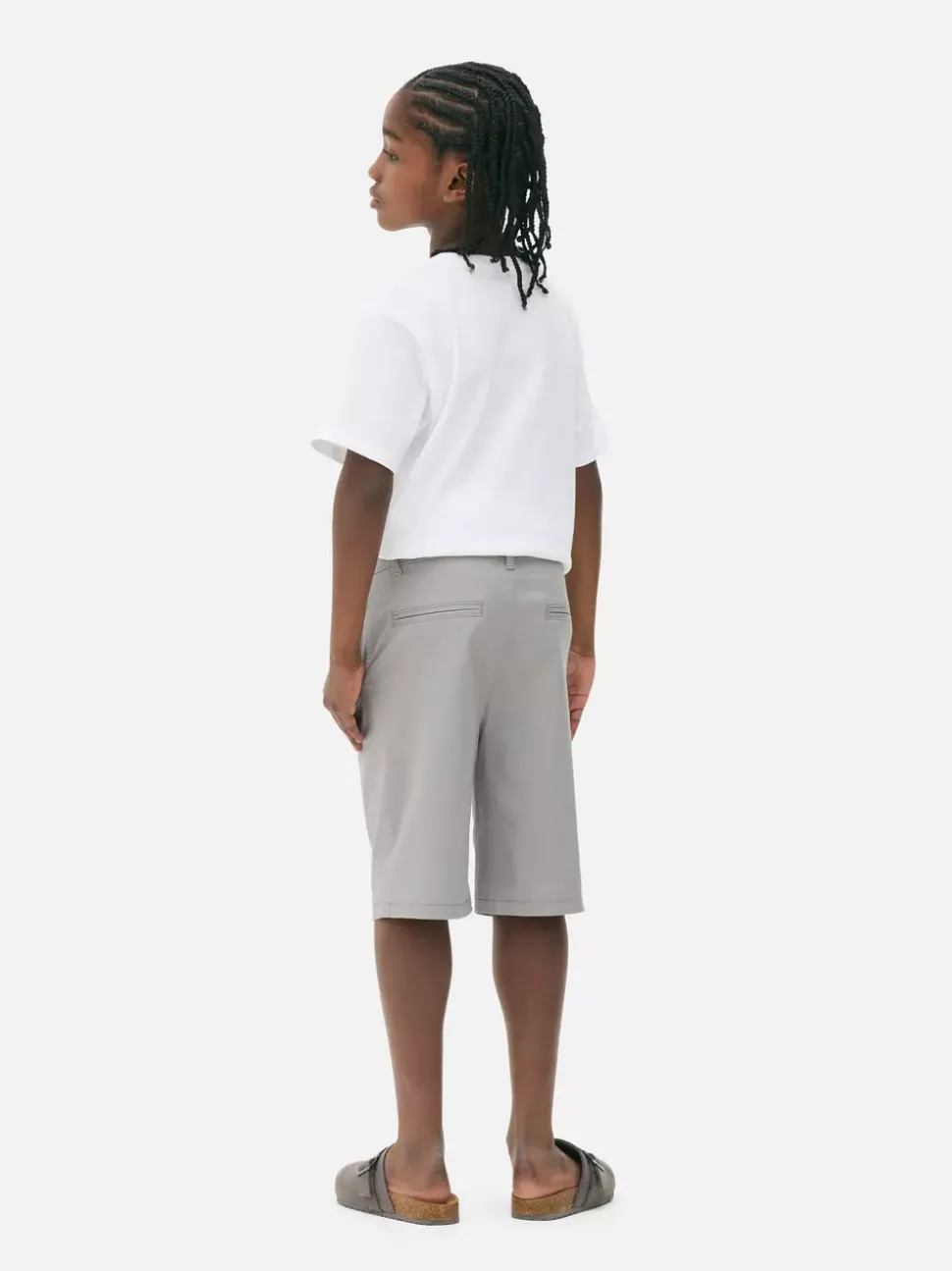 Krótkie chinosy z wywiniętą nogawką