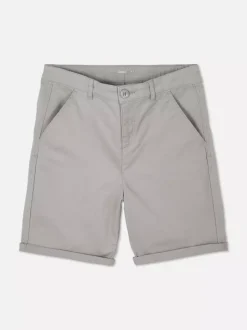 Krótkie chinosy z wywiniętą nogawką