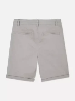 Krótkie chinosy z wywiniętą nogawką