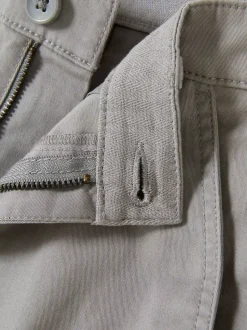 Krótkie chinosy z wywiniętą nogawką