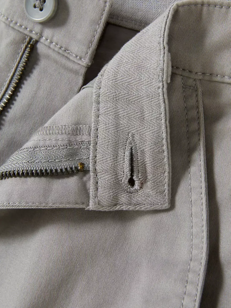 Krótkie chinosy z wywiniętą nogawką