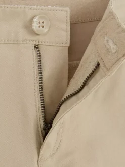 Krótkie chinosy z wywiniętą nogawką