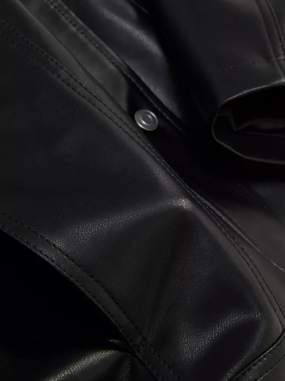 Kurtka typu trucker ze sztucznej skóry