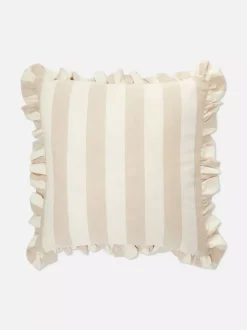 Kwadratowa poduszka w paski z falbankami