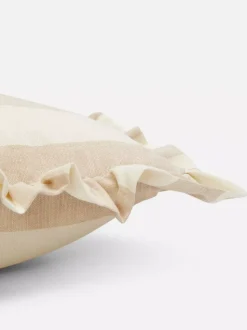 Kwadratowa poduszka w paski z falbankami