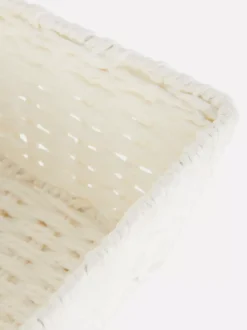 Kwadratowy koszyk z wikliny