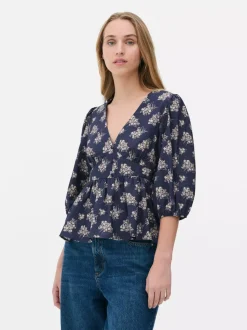Kwiecista bluzka z dekoltem w serek