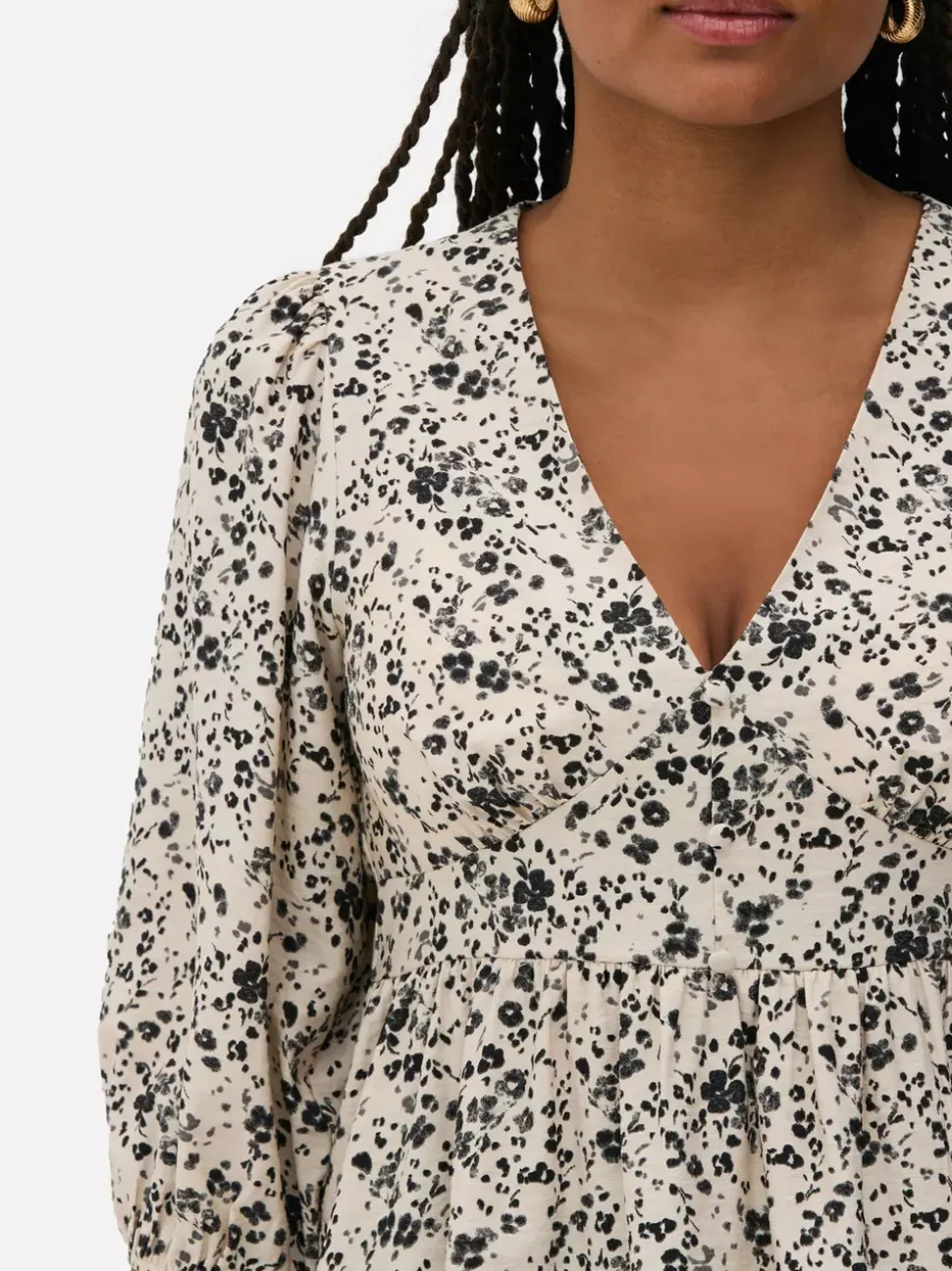 Kwiecista bluzka z dekoltem w serek