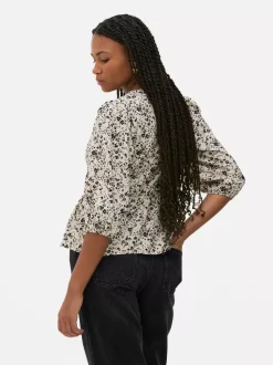 Kwiecista bluzka z dekoltem w serek