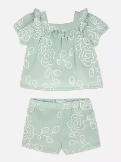 Kwiecista bluzka z falbanką i szorty