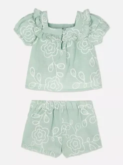 Kwiecista bluzka z falbanką i szorty