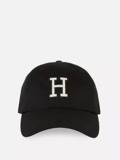 Luźna czapka z daszkiem i inicjałem