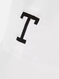 Luźna czapka z daszkiem i inicjałem