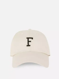 Luźna czapka z daszkiem i inicjałem