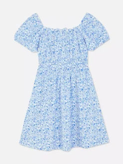 Luźna sukienka w kwiaty z bufiastymi rękawami