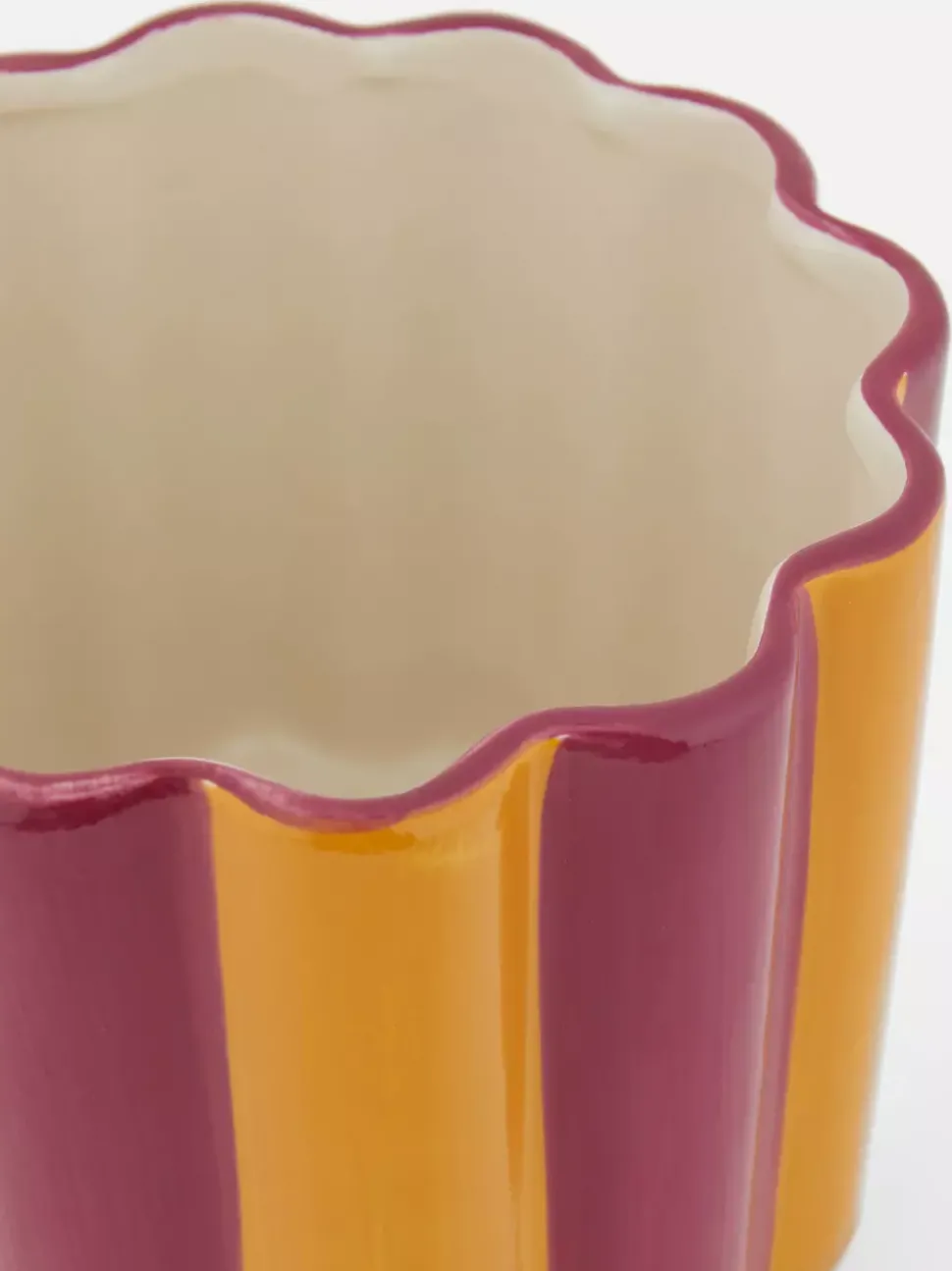 Mała doniczka z pofalowanym brzegiem