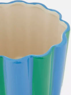 Mała doniczka z pofalowanym brzegiem