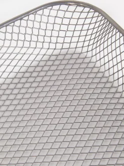 Mały koszyk z drucianej siatki