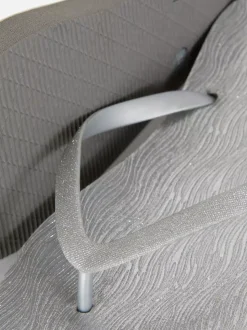 Metaliczne japonki z odkrytymi palcami