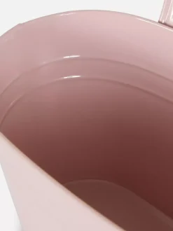 Metalowa wisząca doniczka z długim uchwytem