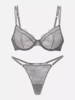 Miękki stanik i stringi z kwiatowym haftem, zestaw